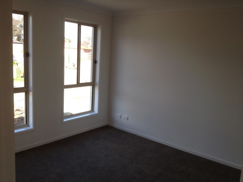 12 Phillipa Weeks Street, Watson ACT 2602