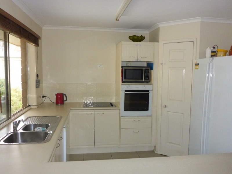 1 Lewis Court, Lockyer Waters QLD 4311