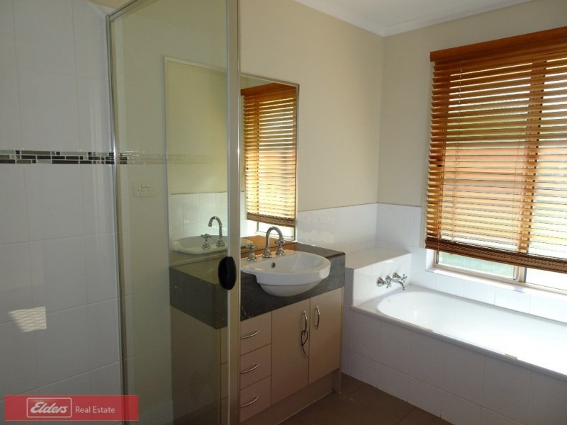 2 Silverbank Court, Lockrose QLD 4342