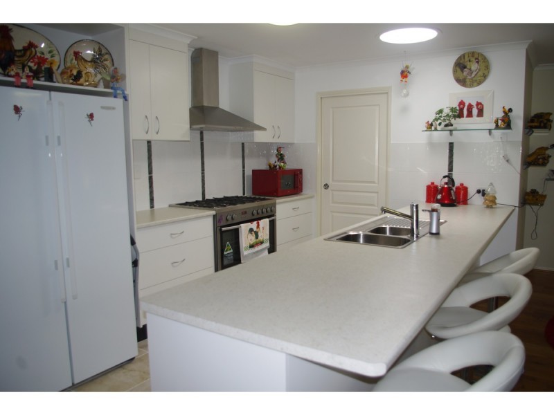 8 Yappa Court, Lake Clarendon QLD 4343