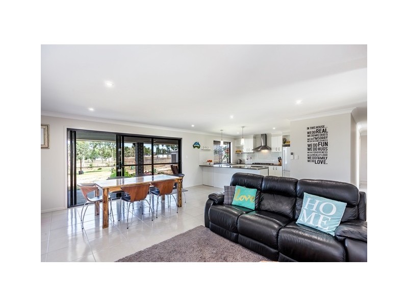 21 Arlington Way, Kensington Grove QLD 4341