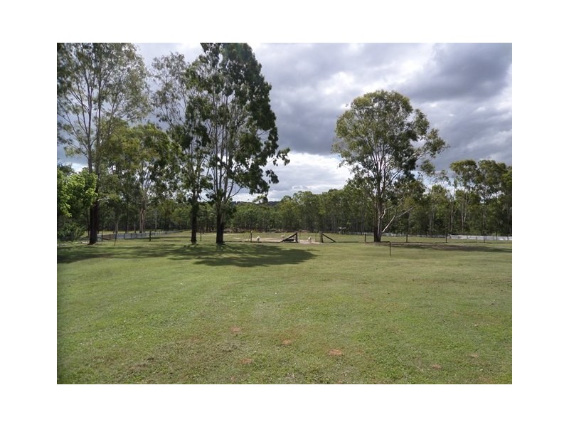 106 Dunlop Rd, Esk QLD 4312