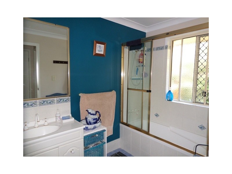 42 Buckingham Court, Mount Hallen QLD 4312