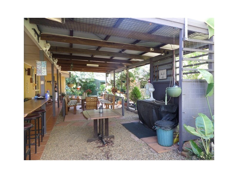 42 Buckingham Court, Mount Hallen QLD 4312