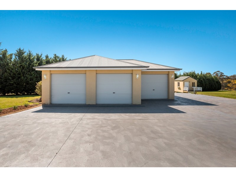 7 Robert Place, Razorback NSW 2571