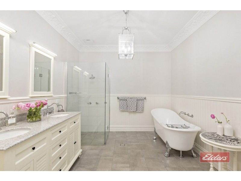 10 OAKS ROAD, Thirlmere NSW 2572