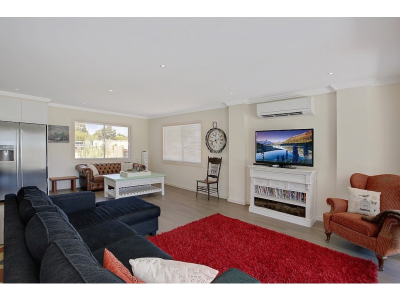 15 Railway Parade, Douglas Park NSW 2569