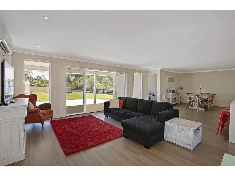 15 Railway Parade, Douglas Park NSW 2569