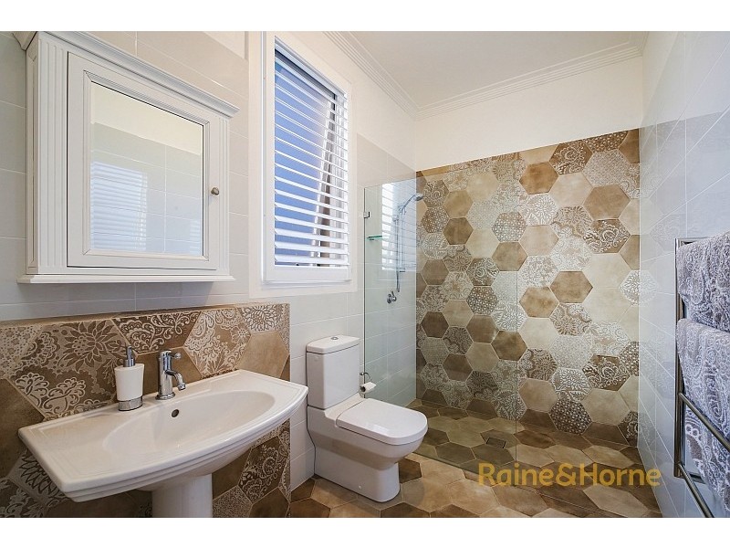 28 Albany Street, Point Frederick NSW 2250