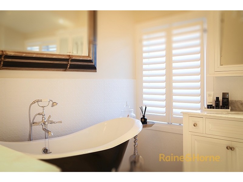 28 Albany Street, Point Frederick NSW 2250