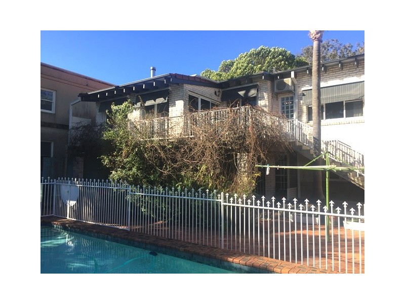 16 Albany Street, Point Frederick NSW 2250