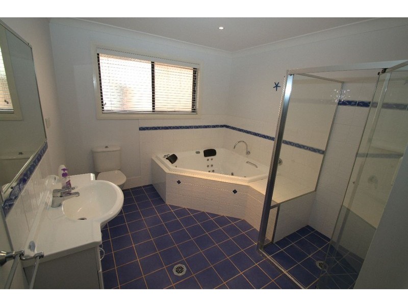 35 Robert Holl Drive, Ourimbah NSW 2258
