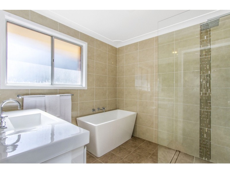 19 Calantha Drive, Wyoming NSW 2250