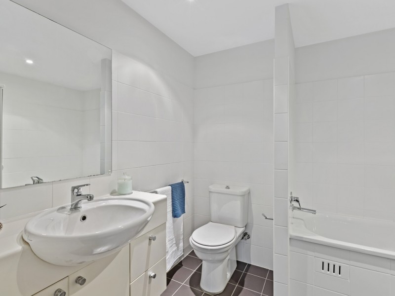 453/80 John Whiteway Drive, Gosford NSW 2250