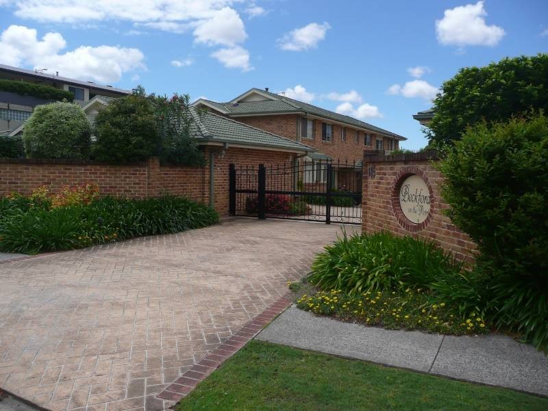 2/183-185 Albany Street, Point Frederick NSW 2250