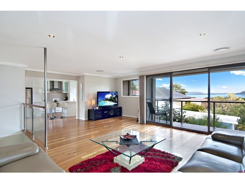 4 Noonan Point Avenue, Point Clare NSW 2250