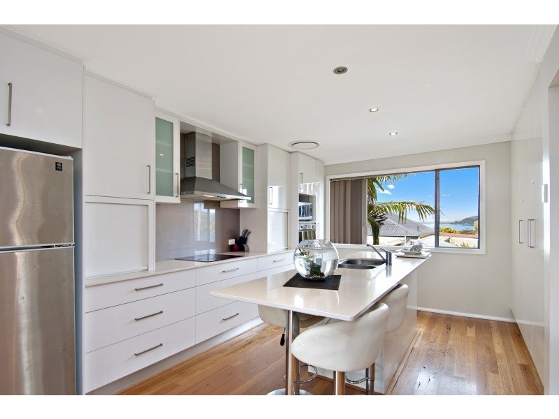 4 Noonan Point Avenue, Point Clare NSW 2250