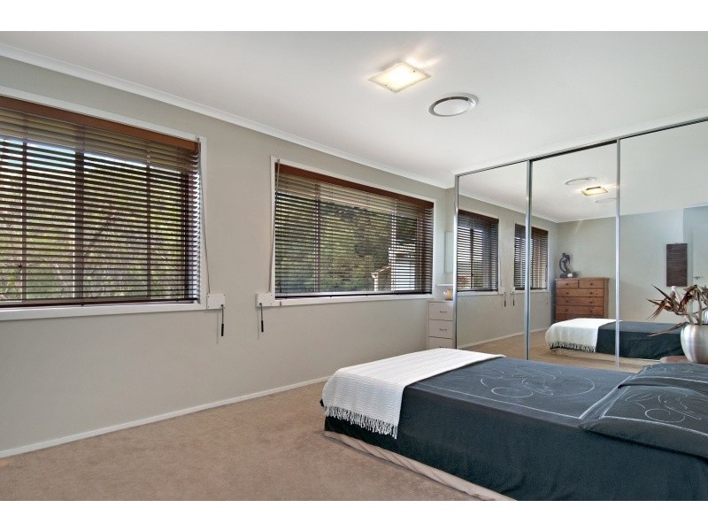 4 Noonan Point Avenue, Point Clare NSW 2250