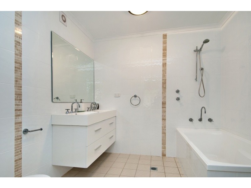 4 Noonan Point Avenue, Point Clare NSW 2250