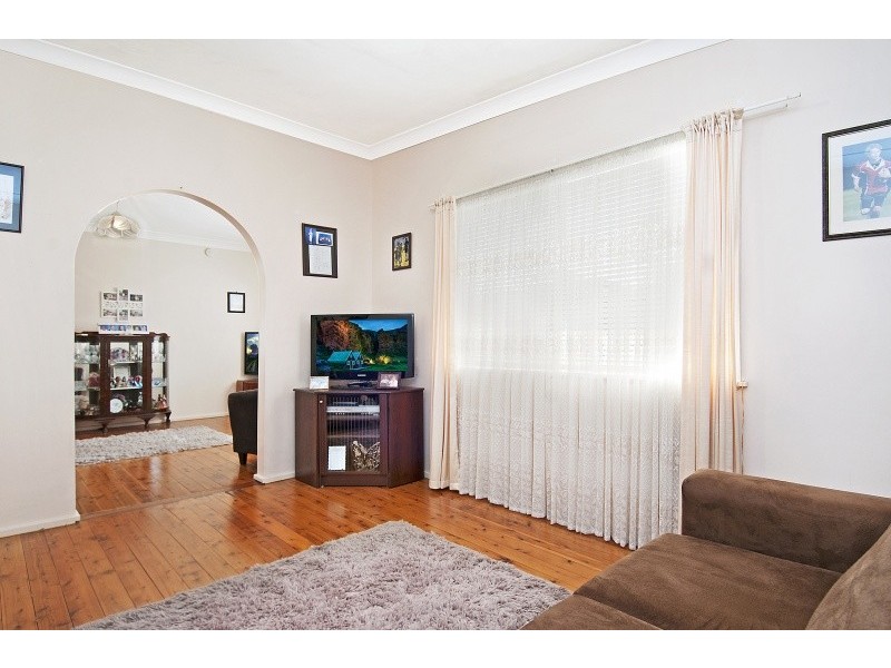 6 Dalton Street, Wyoming NSW 2250