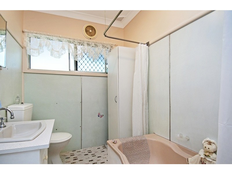 6 Dalton Street, Wyoming NSW 2250