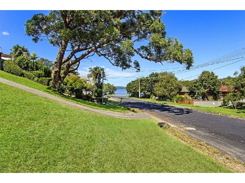 8A Noonan Point Rd, Point Clare NSW 2250