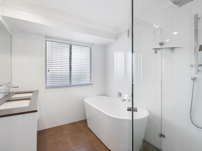 16 Childs Close, Green Point NSW 2251