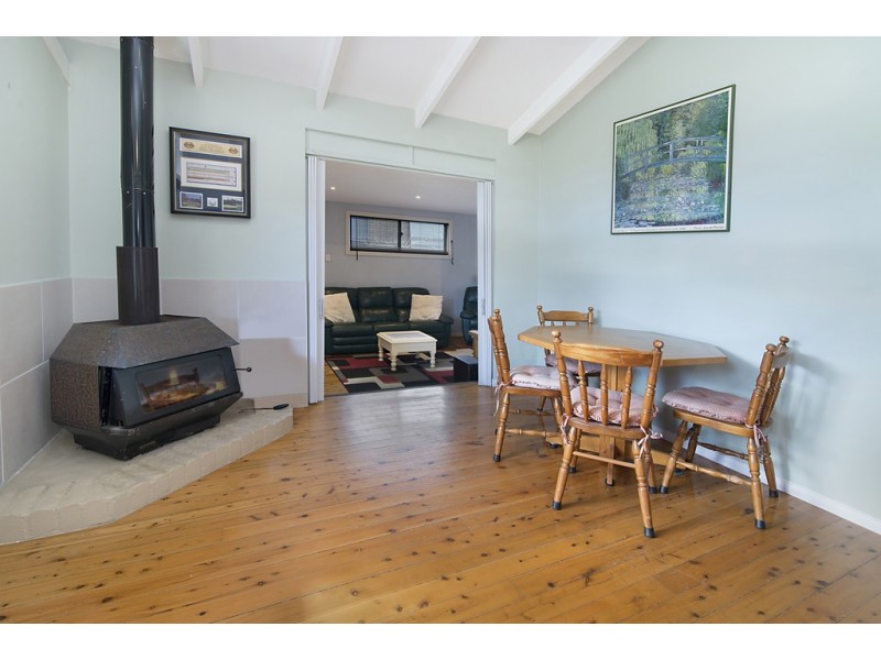 8 Chamberlain Road, Wyoming NSW 2250