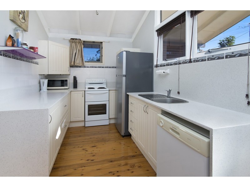 8 Chamberlain Road, Wyoming NSW 2250