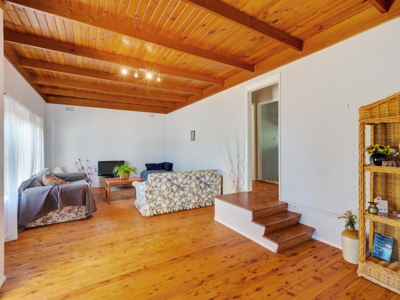 17 Orange Parade, Wyoming NSW 2250