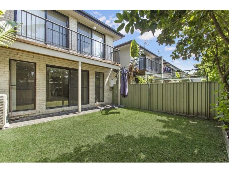 9/297a Henry Parry Drive, Wyoming NSW 2250