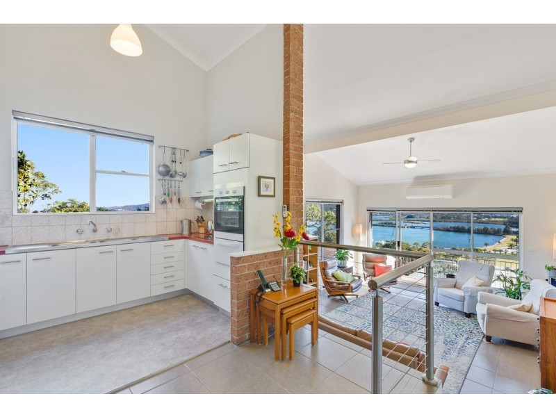 2/100 John Whiteway Drive, Gosford NSW 2250