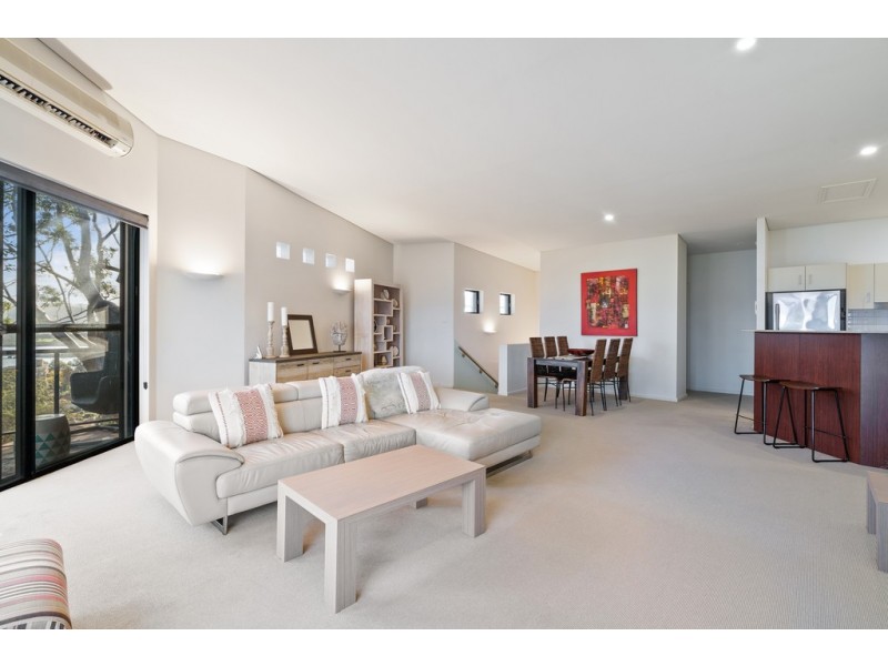 3/84 John Whiteway Drive, Gosford NSW 2250