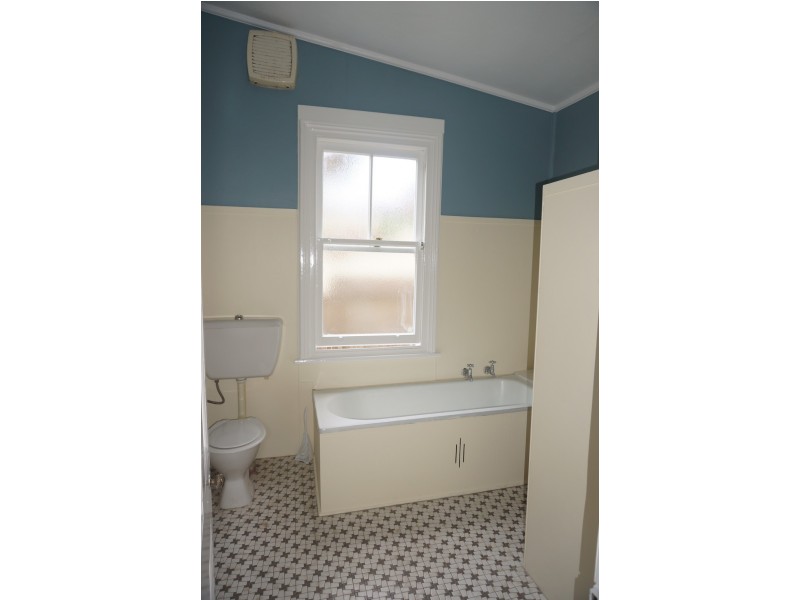 11 Duke Street, Point Frederick NSW 2250