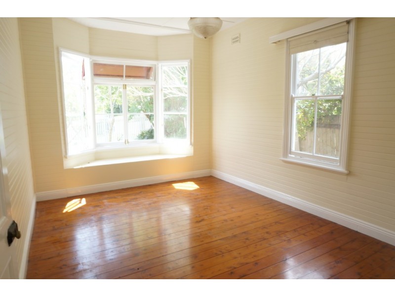 11 Duke Street, Point Frederick NSW 2250