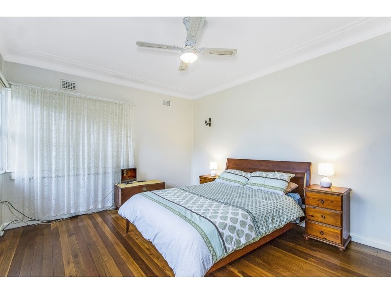 10 Glencoe Avenue, Wyoming NSW 2250