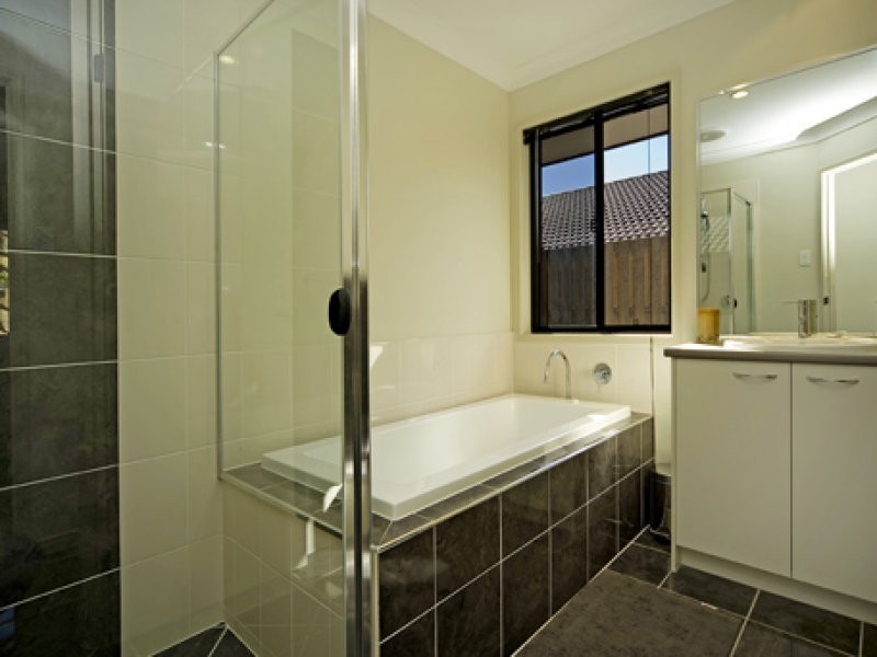 10 FARADAY PL, Pacific Pines QLD 4211