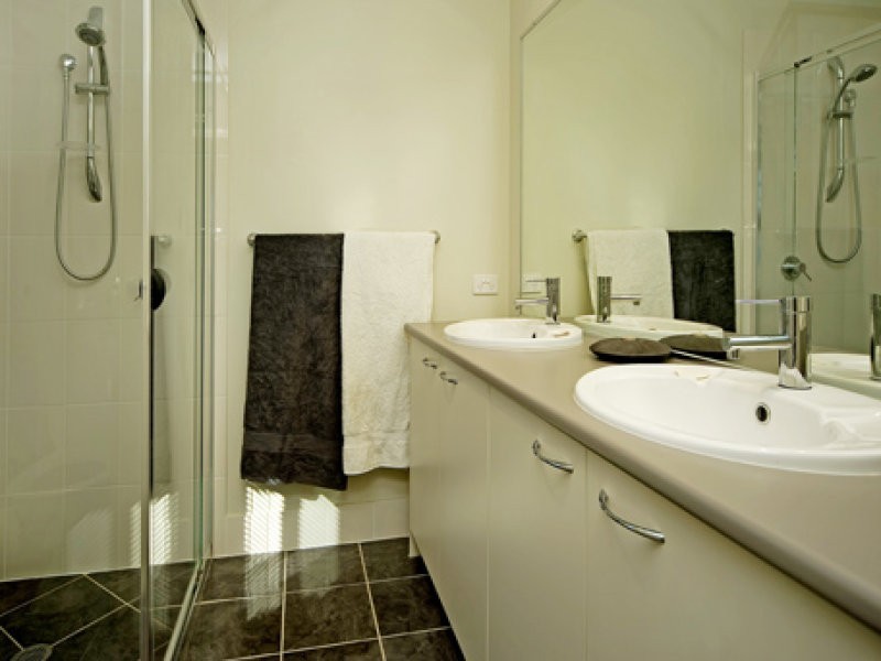 10 FARADAY PL, Pacific Pines QLD 4211