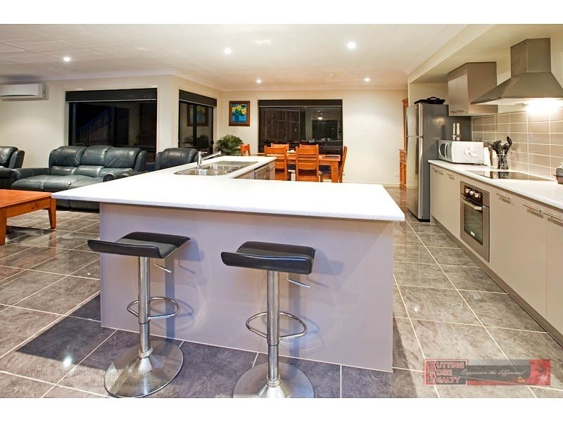 10 FARADAY PL, Pacific Pines QLD 4211