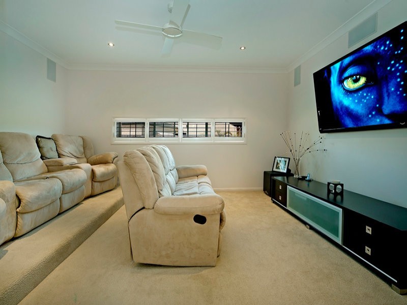 13 Wunburra Circ, Pacific Pines QLD 4211