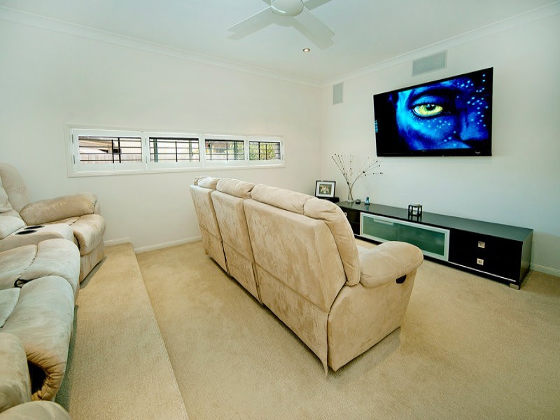 13 Wunburra Circ, Pacific Pines QLD 4211