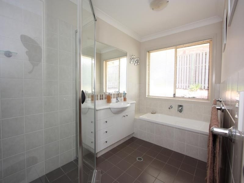 52 VICTORIA DR, Pacific Pines QLD 4211