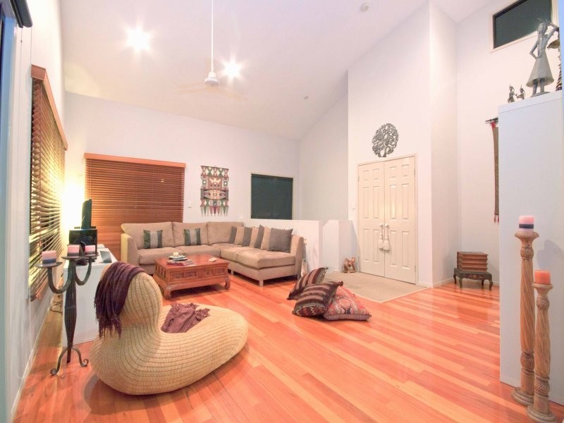 9 MANRA WAY, Pacific Pines QLD 4211