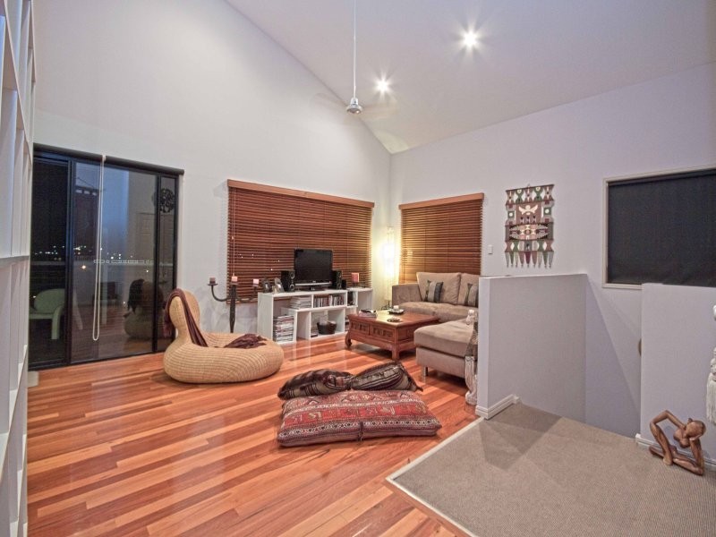 9 MANRA WAY, Pacific Pines QLD 4211