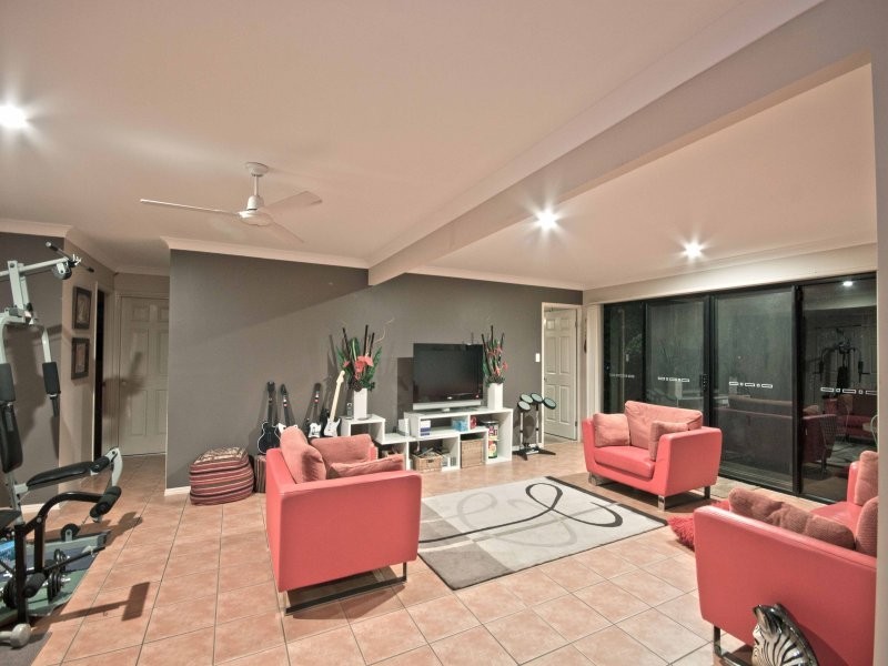 9 MANRA WAY, Pacific Pines QLD 4211