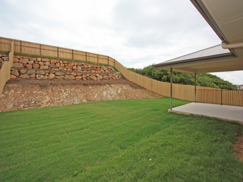 27 Hadrian, Pacific Pines QLD 4211