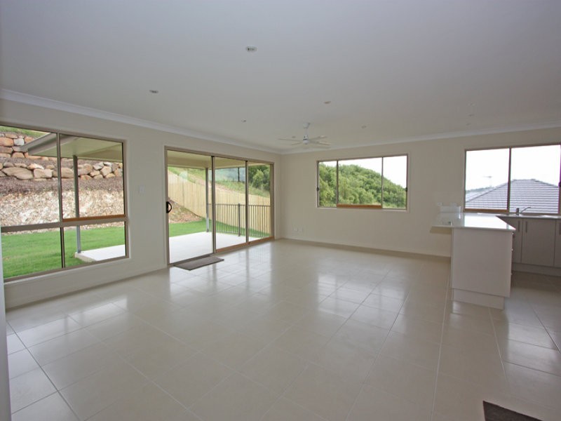 27 Hadrian, Pacific Pines QLD 4211