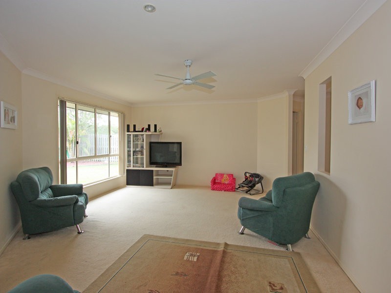 7 Buffalo Cres, Pacific Pines QLD 4211
