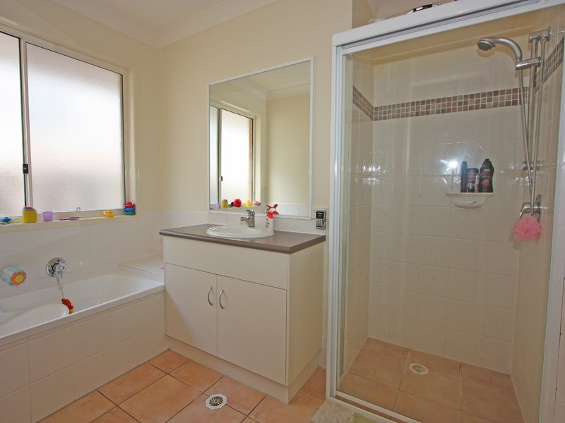 7 Buffalo Cres, Pacific Pines QLD 4211