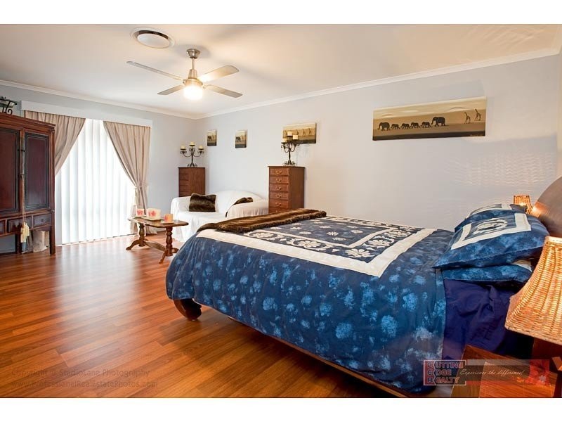 11 Laughlen Chase, Pacific Pines QLD 4211
